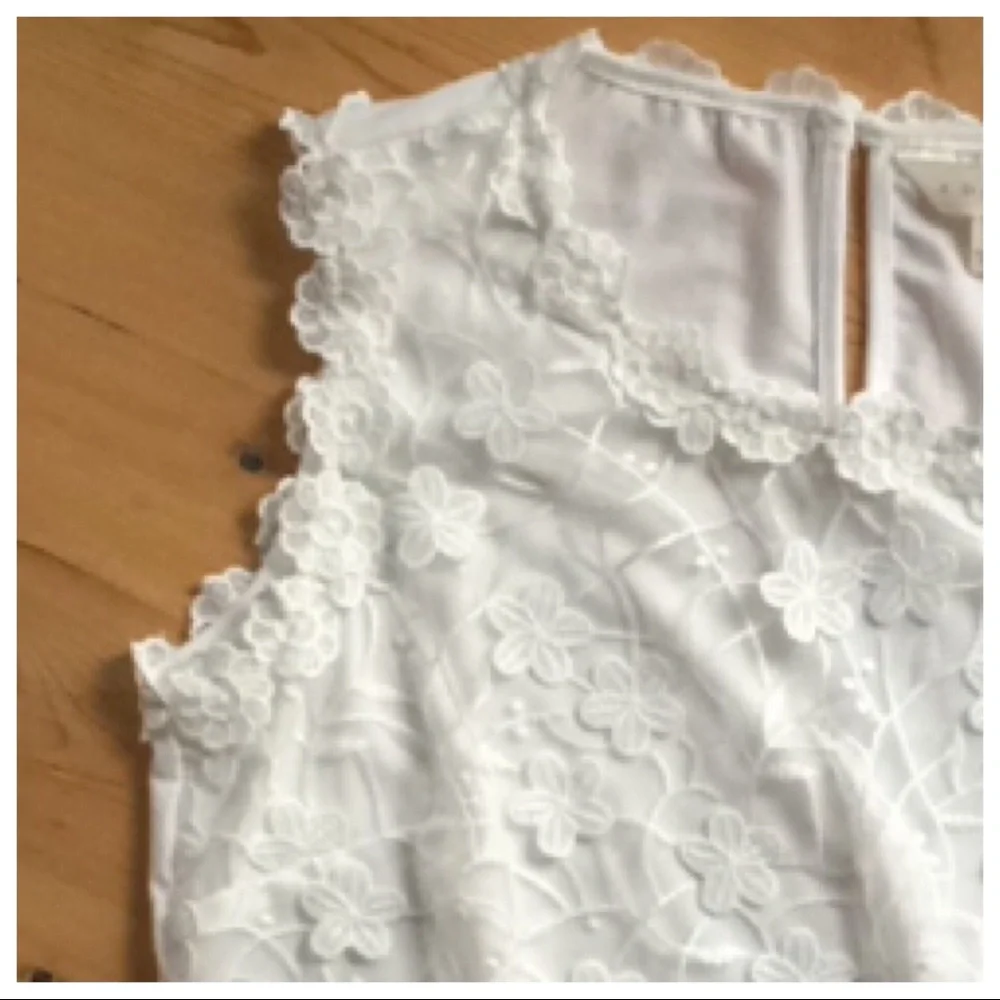 Adiva S white floral scalloped lace overlay sleeveless top - Picture 1 of 9